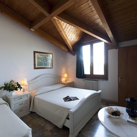 Hotel Caselle Сан-Ладзаро-ди-Савена Номер фото